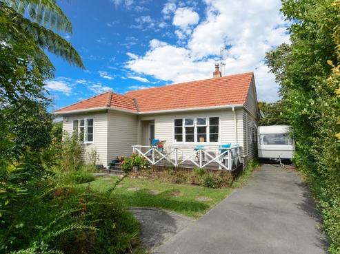 609 Massey Street, Akina
