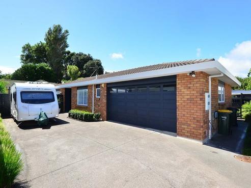 2/179 Centreway Road, Orewa