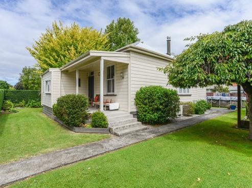 913 Clive Street, Akina