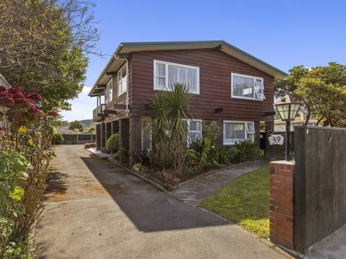 39 Holyoake Crescent, Avalon