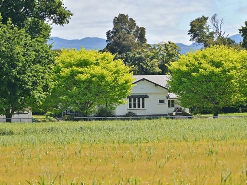 2072 Lake Ferry Road, Pirinoa
