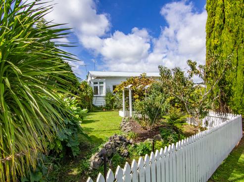 16 Kowhai Street, Helensville