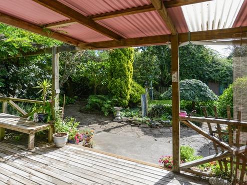 816 Lawrence Street, Akina