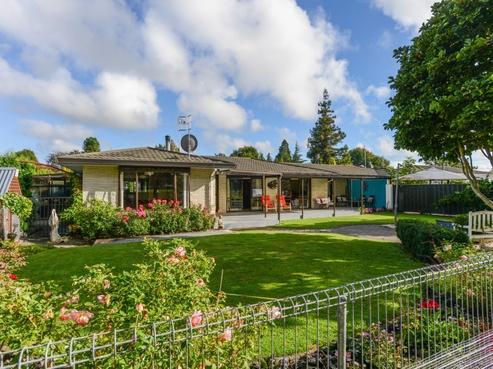 404 Hart Drive, Frimley
