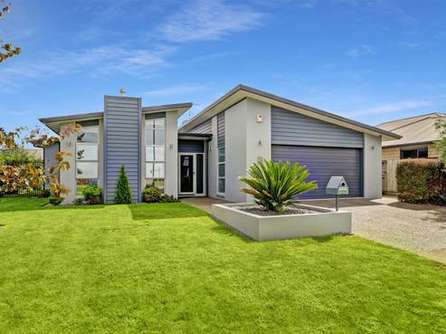 8 Ashington Grove, Huntington