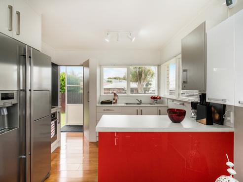 2/4 Eskdale Road, Birkdale