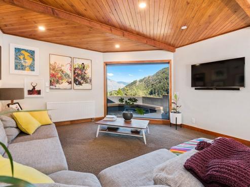 11B Mackinnon Terrace, Fernhill/Sunshine Bay