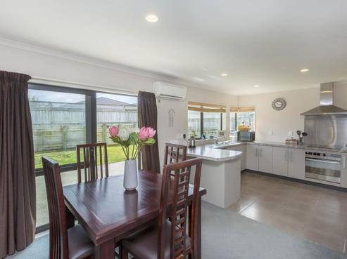 52 Percy Kinsman Crescent, Riverstone Terraces
