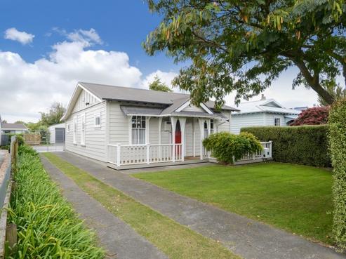 925 Willowpark Road North, Mayfair