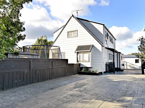223 Walter Strevens Drive, Conifer Grove