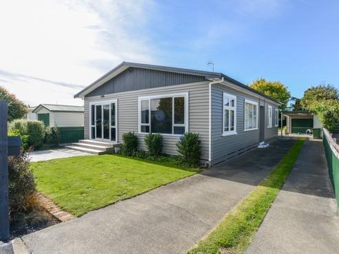 816 Ferguson Street, Akina