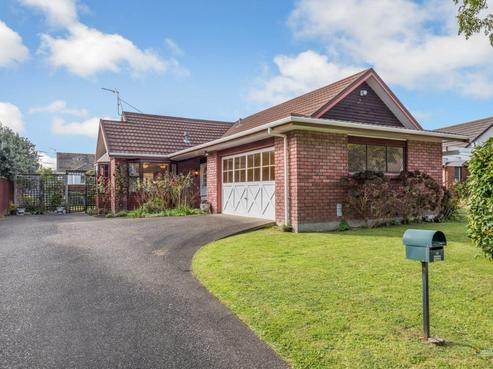16 Mcenroe Grove, Naenae