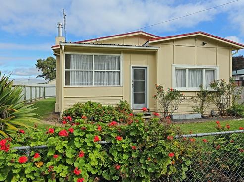 405 Murdoch Road East, Akina