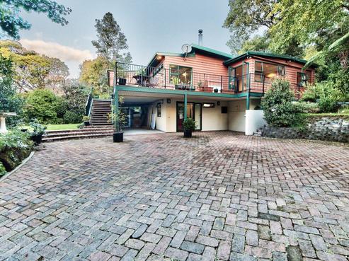 864 West Coast Road, Waiatarua