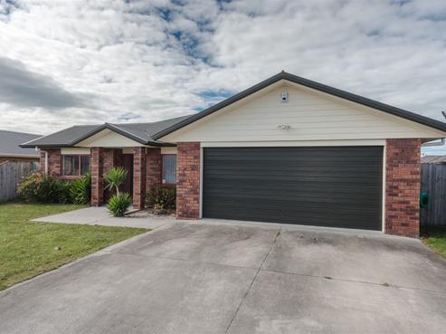 16 Landmark Court, Huntington