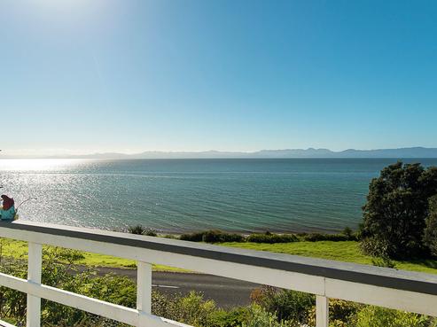 1835 East Coast Road, Whakatiwai