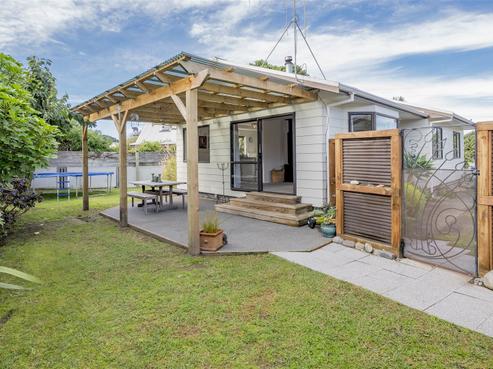 16 Simcox Street, Otaki Beach