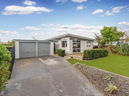 24 Deanwell Avenue, Deanwell