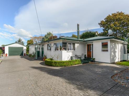 403 Murdoch Road East, Akina