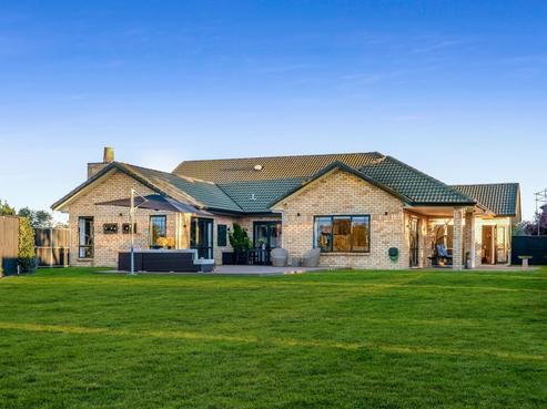 52 Saint James Drive, Huntington