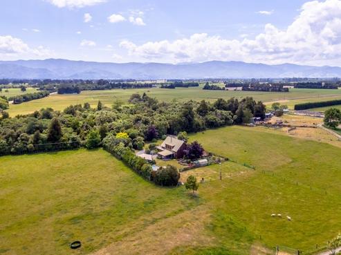 411 No 1 Line, Featherston
