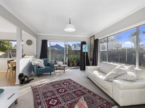 2/66 Oroua Street, Eastbourne