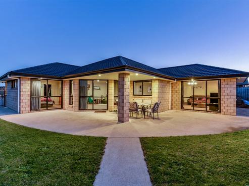 87 Farnborough Drive, Grandview Heights