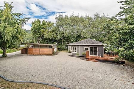 16 Main Road, Waikanae