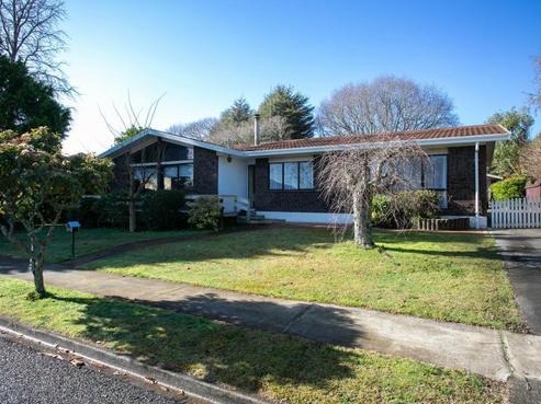 8 Sheridan Crescent, Leamington