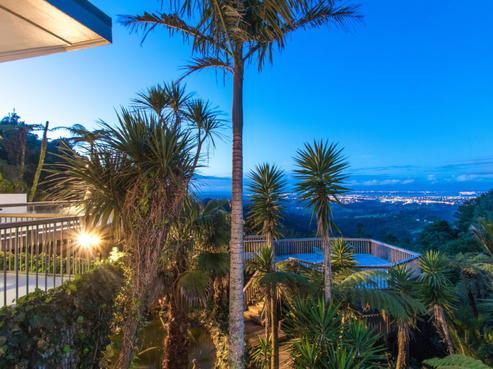 499 Scenic Drive, Waiatarua