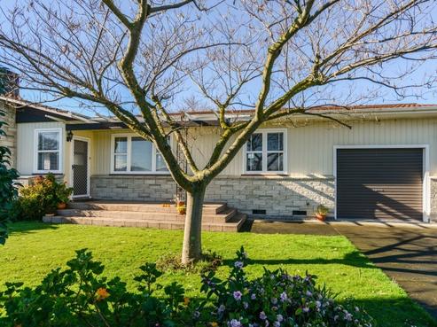 1103 Willowpark Road North, Mayfair