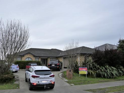 8 Thomas Road, Huntington