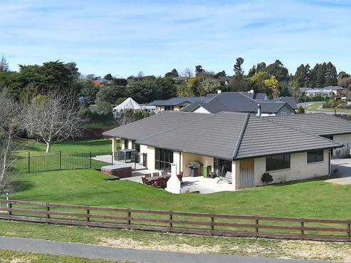 1 Riverside Way, Amberley