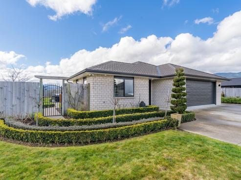 8A Sunstone Crescent, Brown Owl