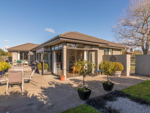 15 Stonebridge Park Drive, Holdens Bay