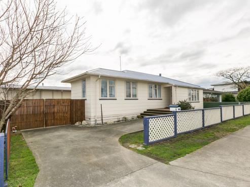605 Park Road South, Akina