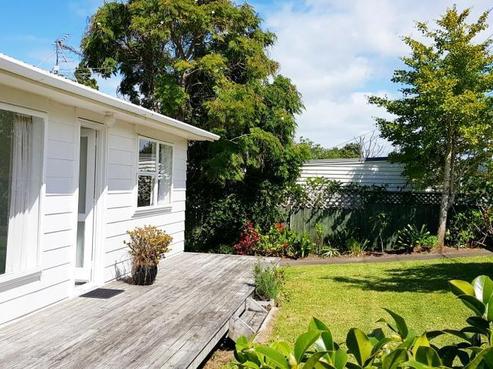 8 Alison Road, Surfdale