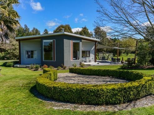 1452 Railway Road South, Pakipaki