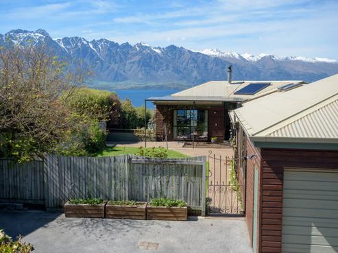 25 Avalon Crescent, Fernhill/Sunshine Bay
