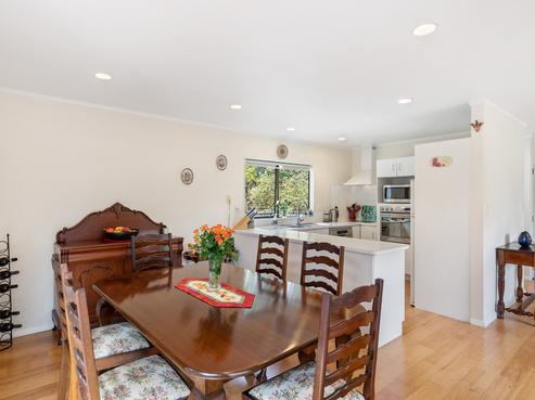 6A Pinewood Grove, Botany Downs