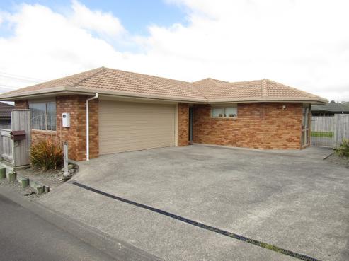 4 Percy Kinsman Crescent, Riverstone Terraces