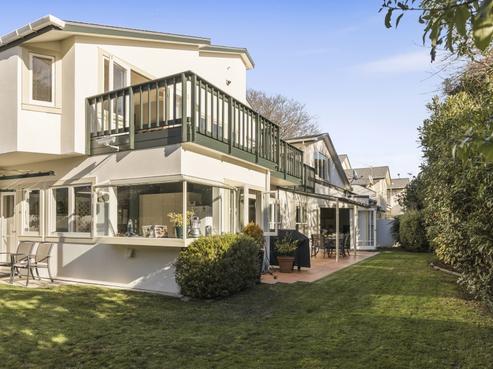2/125 Woburn Road, Woburn