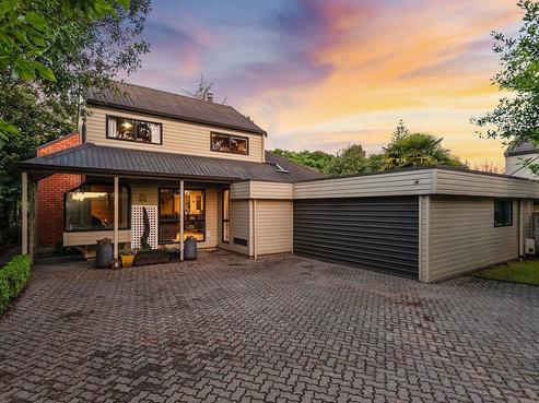 1082 River Road, Queenwood