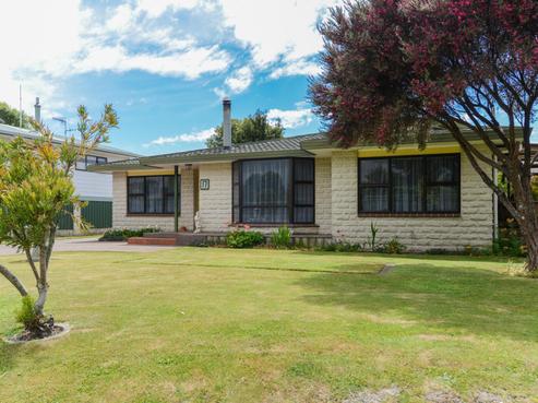 17 Deakin Place, Clive