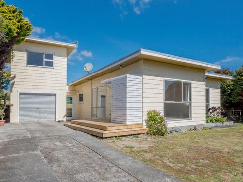 10 Mahoe Street, Otaki Beach
