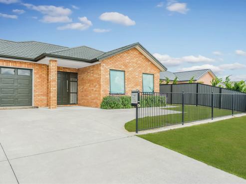 10 Peter Way Place, Deanwell
