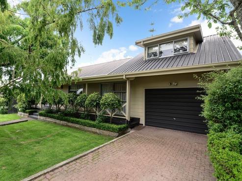 2 Brookbank Place, Glenview