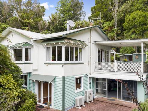 562 Scenic Drive, Waiatarua