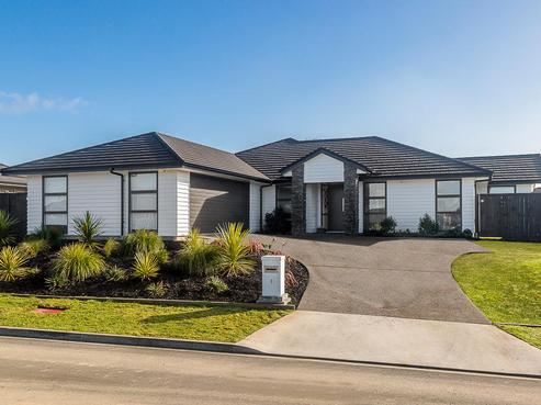 8 Walnut Road, Riverhead