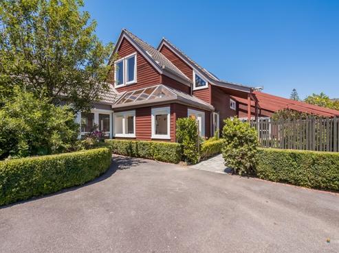 20B Marina Grove, Central Hutt